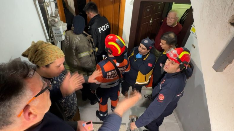 Avcılar'da 13 k&ouml;peğiyle yaşadığı dairede uyuyakaldı; itfaiye kapıyı kırınca uyandı