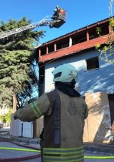 Avcılar'da İki Katlı Metruk Binada Yangın! İtfaiye Ekiplerinin M&uuml;dahalesiyle S&ouml;nd&uuml;r&uuml;ld&uuml;