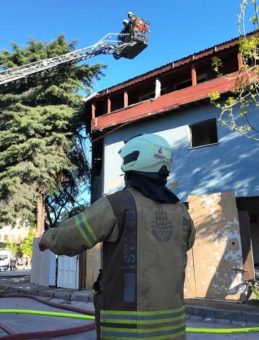 Avcılar'da İki Katlı Metruk Binada Yangın! İtfaiye Ekiplerinin M&uuml;dahalesiyle S&ouml;nd&uuml;r&uuml;ld&uuml;