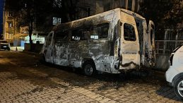 Avcılar'da Park Halindeki 2 Ara&ccedil; Yandı