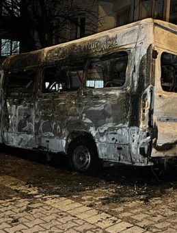 Avcılar'da Park Halindeki 2 Ara&ccedil; Yandı