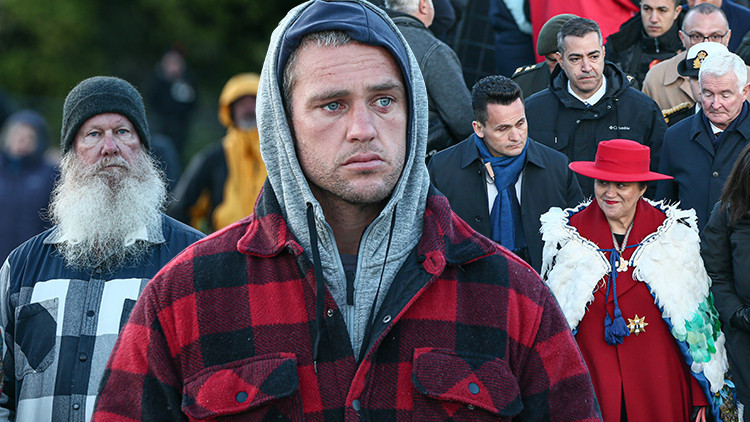 Avustralyalı ve Yeni Zelandalılar 'Şafak Ayini' i&ccedil;in Anzak Koyu'nda