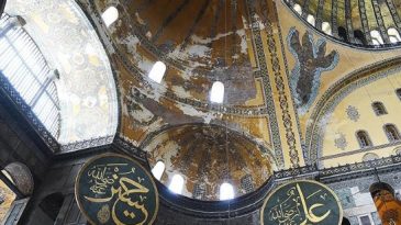 Ayasofya'daki bayraklı provokasyonda 2 yabancı ş&uuml;pheli tutuklandı