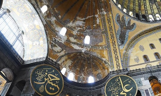 Ayasofya'daki bayraklı provokasyonda 2 yabancı ş&uuml;pheli tutuklandı