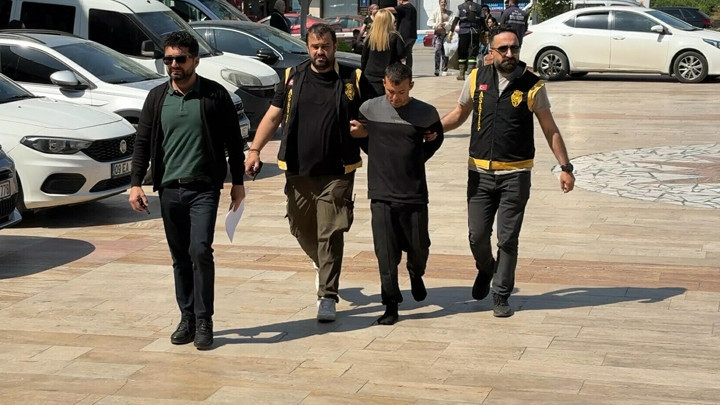 Aydın'da polisi g&ouml;ren firari h&uuml;k&uuml;ml&uuml;, ayakkabısız ka&ccedil;maya &ccedil;alıştı! Kovalamacayla yakalandı