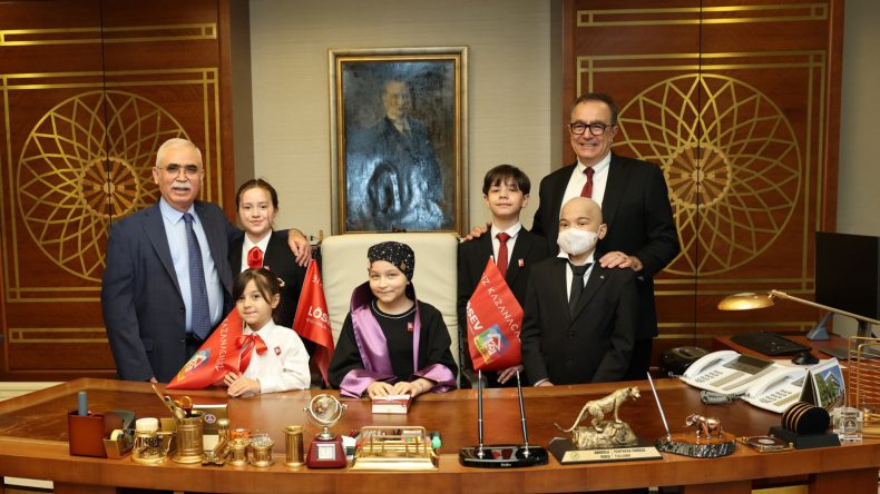 AYM Başkanı Kadir &Ouml;zkaya, l&ouml;semi tedavisi g&ouml;ren &ccedil;ocukları misafir etti