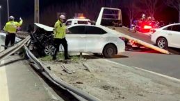 Aynı İstikametteki İki Otomobil &Ccedil;arpıştı, Ortalık Savaş Alanına D&ouml;nd&uuml;