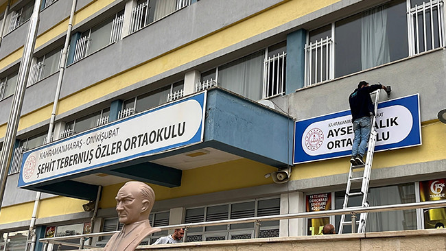 Ayser &Ccedil;alık Ortaokulu'nun tabelası, yeni binaya asıldı