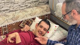 Baba y&uuml;reği engel tanımadı: Engelli oğlu i&ccedil;in icatlar yapıp hayatını kolaylaştırdı
