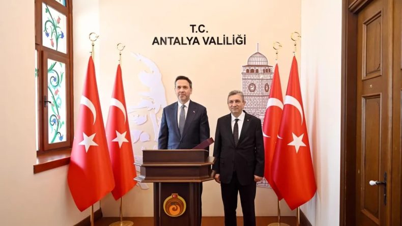 Bakan Bayraktar Antalya Valiliğini ziyaret etti
