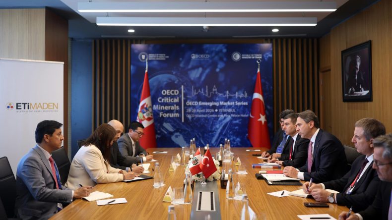 Bakan Bayraktar, Kırgızistan ve Perulu Bakanlar ile G&ouml;r&uuml;şt&uuml;