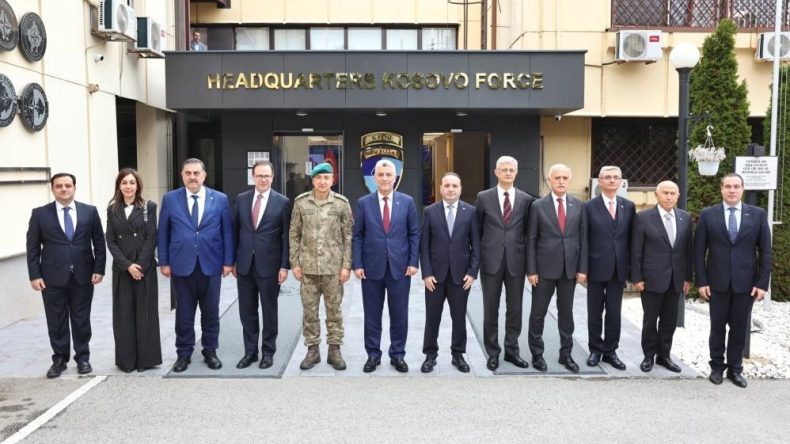 Bakan Bolat&rsquo;tan Kosova&rsquo;da KFOR Karargahı&rsquo;na ziyaret