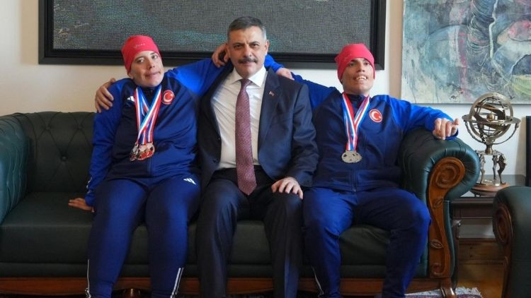 Bakan &Ccedil;ift&ccedil;i, Madalya Kazanan Otizmli İkiz Kayak&ccedil;ıları Kabul Etti