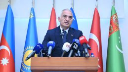 Bakan Ersoy'dan dijital &ccedil;ağ uyarısı: Dijital d&uuml;nya g&ouml;n&uuml;ll&uuml; k&uuml;lt&uuml;rel yozlaşmayı beraberinde getiriyor
