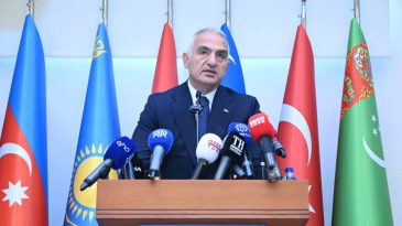 Bakan Ersoy'dan dijital &ccedil;ağ uyarısı: Dijital d&uuml;nya g&ouml;n&uuml;ll&uuml; k&uuml;lt&uuml;rel yozlaşmayı beraberinde getiriyor
