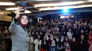 Bakan G&ouml;ktaş, Uluslararası Milli İrade Kız Anadolu İmam Hatip Lisesi'nde &Ouml;ğrencilerle Buluştu