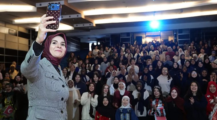 Bakan G&ouml;ktaş, Uluslararası Milli İrade Kız Anadolu İmam Hatip Lisesi'nde &Ouml;ğrencilerle Buluştu