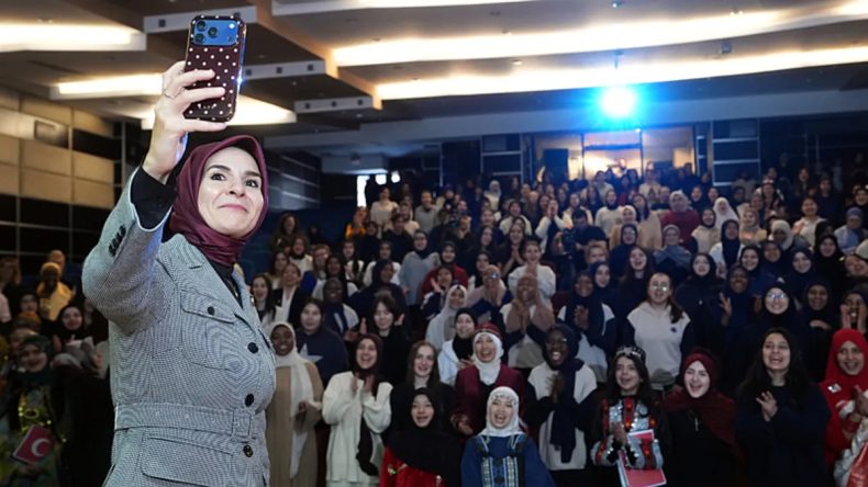 Bakan G&ouml;ktaş, Uluslararası Milli İrade Kız Anadolu İmam Hatip Lisesi'nde &Ouml;ğrencilerle Buluştu