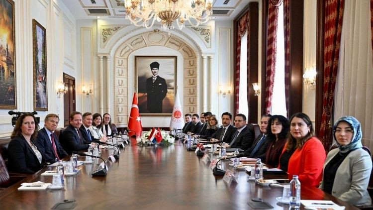 Bakan G&uuml;rlek, Hollandalı mevkidaşı Van Weel ile g&ouml;r&uuml;şt&uuml;