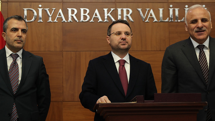 Bakan G&uuml;rlek, sosyal medyaya kimlikle giriş i&ccedil;in tarih verdi