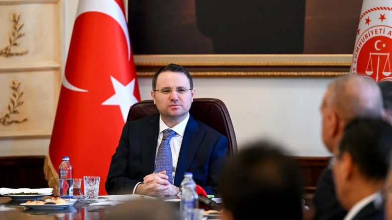 Bakan G&uuml;rlek, Yargıda Birlik Derneği Başkan ve &Uuml;yelerini Bakanlıkta Kabul Etti