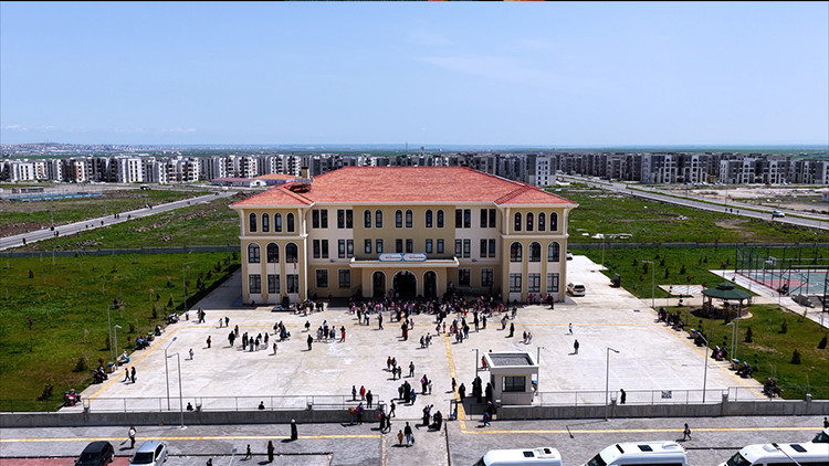 Bakan Kurum paylaştı! Diyarbakır'da yeni yapılan Emlak Katılım İlkokulu'ndaki 23 Nisan coşkusu