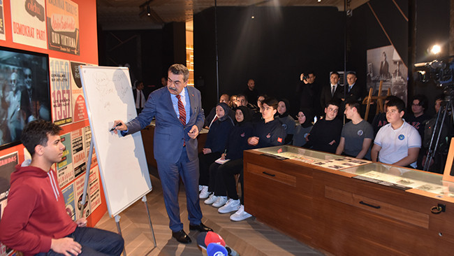 Bakan Tekin, lise &ouml;ğrencilerine &lsquo;Demokrasi ve İnsan&rsquo; dersi verdi