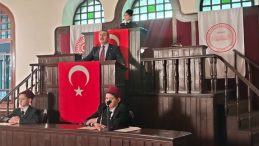 Bakan Tekin, &ouml;ğrencilerle birlikte 1'inci Meclis'e y&uuml;r&uuml;d&uuml;