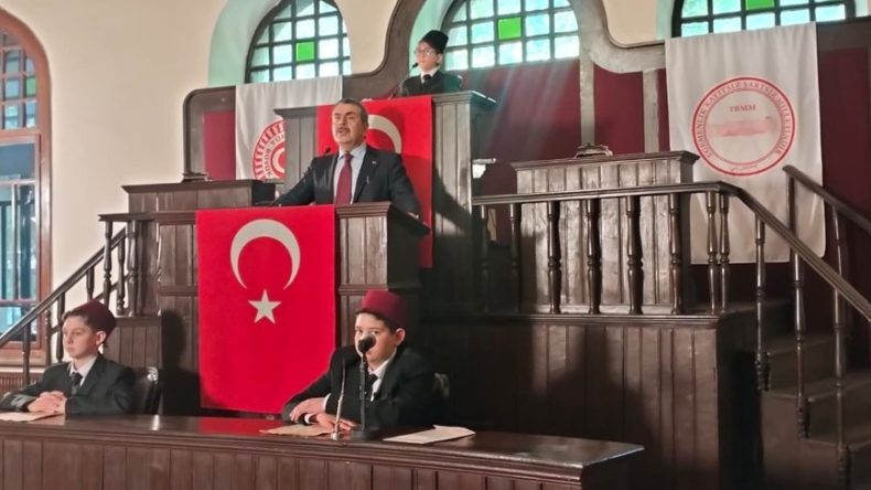 Bakan Tekin, &ouml;ğrencilerle birlikte 1'inci Meclis'e y&uuml;r&uuml;d&uuml;