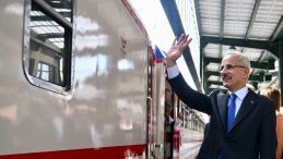 Bakan Uraloğlu a&ccedil;ıkladı: Sanat raylarda! Tiyatro Treni, 4 Mayıs'ta Ankara'dan yola &ccedil;ıkacak