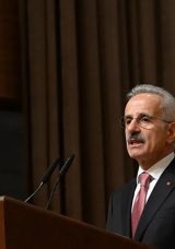 Bakan Uraloğlu'ndan H&uuml;rm&uuml;z Boğazı'ndaki T&uuml;rk sahipli gemilerin durumuna ilişkin a&ccedil;ıklama: B&uuml;t&uuml;n m&uuml;rettebatla g&ouml;r&uuml;şme halindeyiz