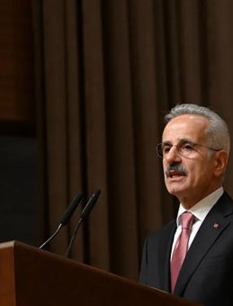 Bakan Uraloğlu'ndan H&uuml;rm&uuml;z Boğazı'ndaki T&uuml;rk sahipli gemilerin durumuna ilişkin a&ccedil;ıklama: B&uuml;t&uuml;n m&uuml;rettebatla g&ouml;r&uuml;şme halindeyiz