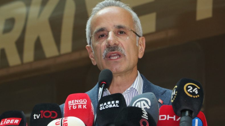 Bakan Uraloğlu'ndan H&uuml;rm&uuml;z'deki T&uuml;rk gemileriyle ilgili a&ccedil;ıklama