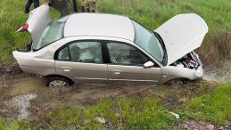 Balıkesir'de otomobil araziye yuvarlandı: 3 yaralı