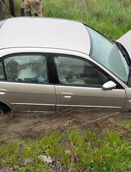 Balıkesir'de otomobil araziye yuvarlandı: 3 yaralı