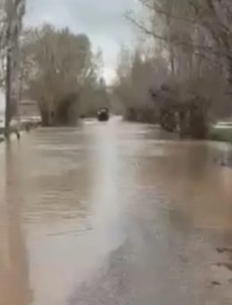 Baraj kapakları a&ccedil;ılınca Kızılırmak taştı! K&ouml;y su altında kaldı