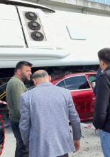 Bartın&rsquo;da Y&uuml;rekleri Ağza Getiren Kaza: Halk Otob&uuml;s&uuml; Otomobilin &Uuml;zerine Devrildi