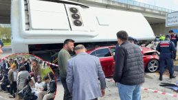 Bartın&rsquo;da Y&uuml;rekleri Ağza Getiren Kaza: Halk Otob&uuml;s&uuml; Otomobilin &Uuml;zerine Devrildi