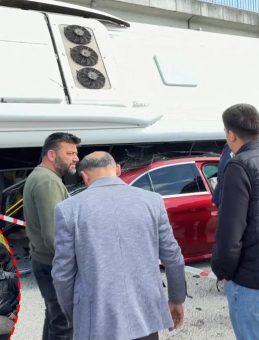Bartın&rsquo;da Y&uuml;rekleri Ağza Getiren Kaza: Halk Otob&uuml;s&uuml; Otomobilin &Uuml;zerine Devrildi