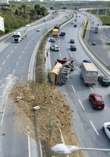 Başakşehir'de Korkutan Kaza: Hafriyat Kamyonu Devrildi!