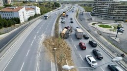 Başakşehir'de Korkutan Kaza: Hafriyat Kamyonu Devrildi!