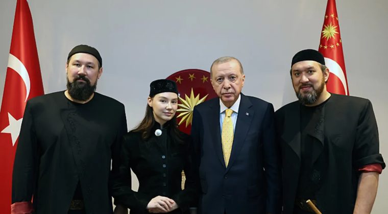 Başkan Erdoğan, 'Ay Yola' M&uuml;zik Grubunu Kabul Etti