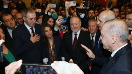 Başkan Erdoğan, 23 Nisan Resepsiyonu&rsquo;nda DEM Parti heyeti ile selamlaştı