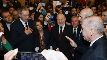 Başkan Erdoğan, 23 Nisan Resepsiyonu&rsquo;nda DEM Parti heyeti ile selamlaştı