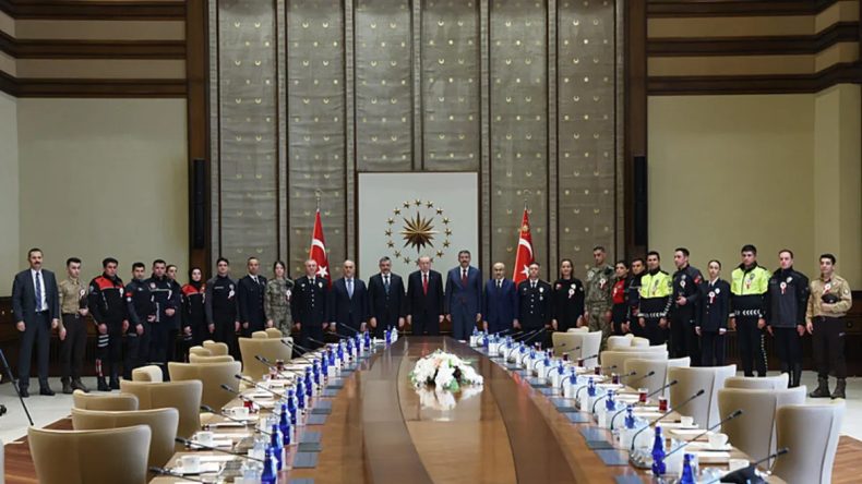 Başkan Erdoğan, Bakan &Ccedil;ift&ccedil;i ve Polisleri Kabul Etti