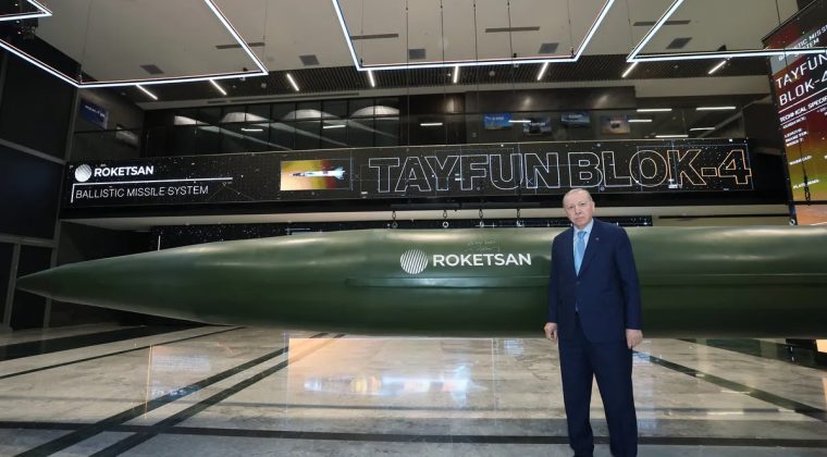 Başkan Erdoğan, ROKETSAN &Uuml;retim Tesisleri'nde İncelemelerde Bulundu: Tayfun Blok-4 F&uuml;zesini İmzaladı