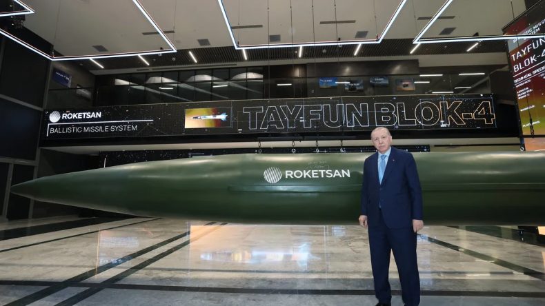 Başkan Erdoğan, ROKETSAN Üretim Tesisleri'nde İncelemelerde Bulundu: Tayfun Blok-4 Füzesini İmzaladı