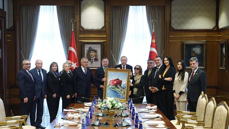 Başkan Erdoğan, T&uuml;rk Demokrasi Vakfı Heyetini Kabul Etti