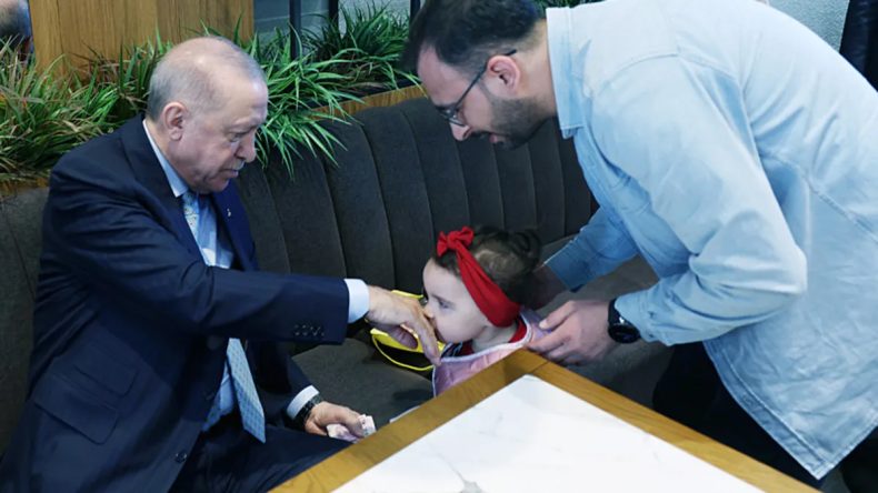 Başkan Erdoğan'dan s&uuml;rpriz kafe ziyareti! Vatandaşlarla samimi sohbet