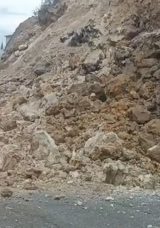 Batman'da heyelan: &Uuml;niversitenin yolu ulaşıma kapandı